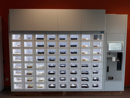 Hotová jídla se prodávají v chlazených prodejních automatech LockBlox a ukázala se jako skvělý doplněk, který majitelé nabízejí svým zákazníkům vedle svých hlavních produktů.