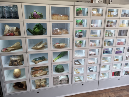 Pěstitelé používají prodejní automaty LockBlox k vytvoření vlastních menších farmářských obchodů pro prodej zeleniny a brambor bez dalšího personálu.