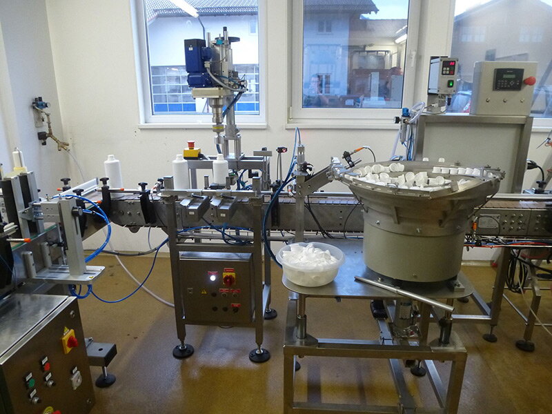 Plně automatický uzavírací stroj / šroubovací uzávěr VM-40