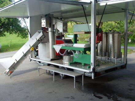 Mobilní komerční moštárna 500 l/hodina