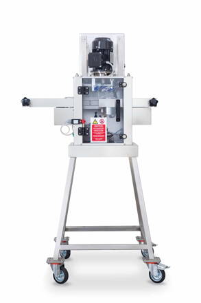 Zařízení na obrubování, výkon 500 plechovek za hodinu