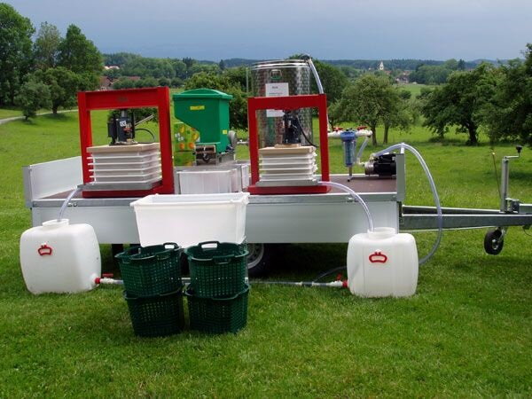 Mobilní komerční moštárna 150 l/hodina – elektrický pasterizátor a ruční hydraulický lis Mobilní komerční moštárna 150 l/hodina – elektrický pasterizátor a ruční hydraulický lis